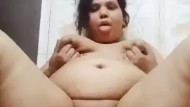Milf squeezes boobs and fingering in desi nude video