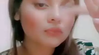 Beautiful big melons showing desi girl selfie viral clip