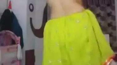 Astonishing Indian bitch dancing topless on cam