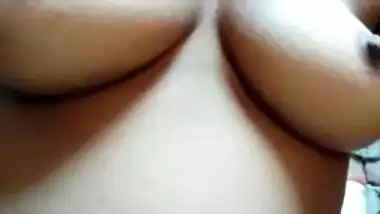 Desi wife captures saggy boobs for home XXX collection and not MMS